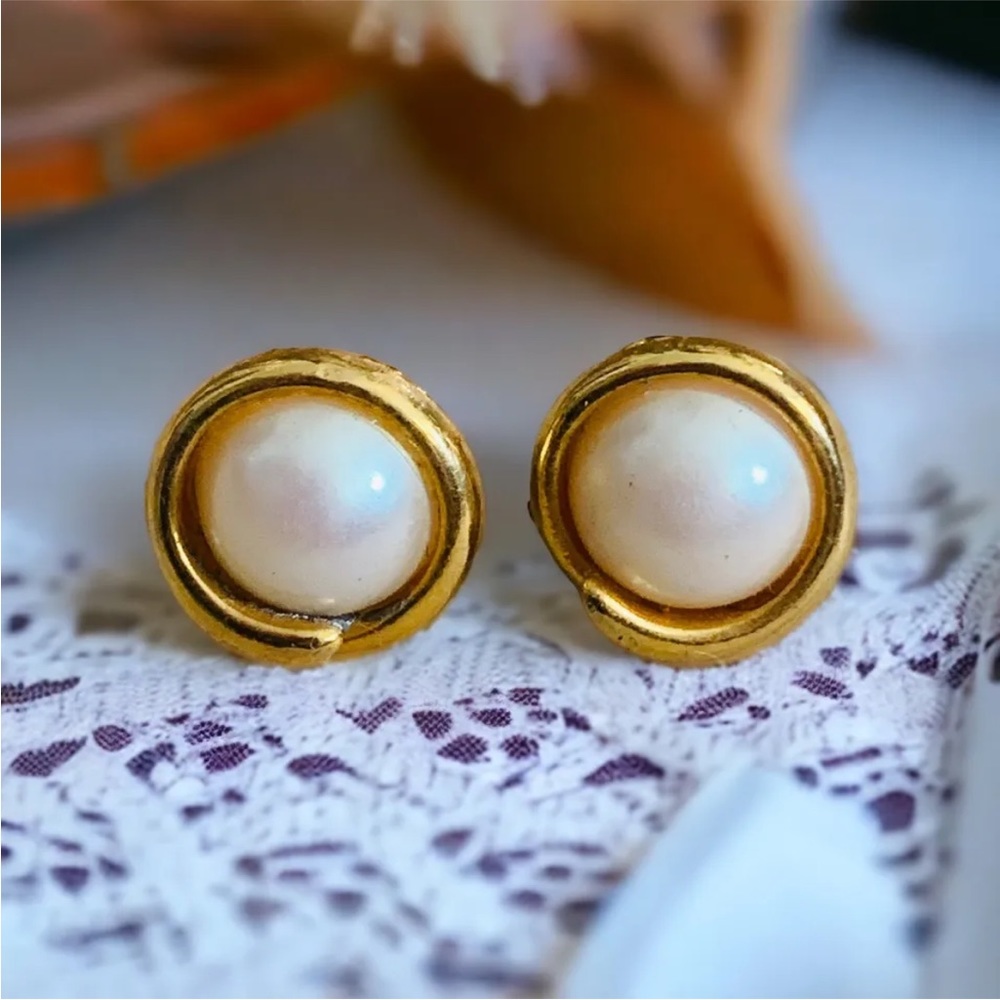 Vintage Stud Faux Pearl Gold Tone Metal Classic Elegant Stud Pierced Earrings